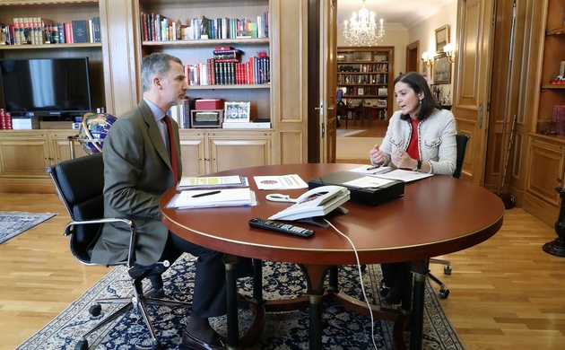 Su Majestad el Rey durante su despacho con la ministra de Industria, Comercio y Turismo, María Reyes Maroto